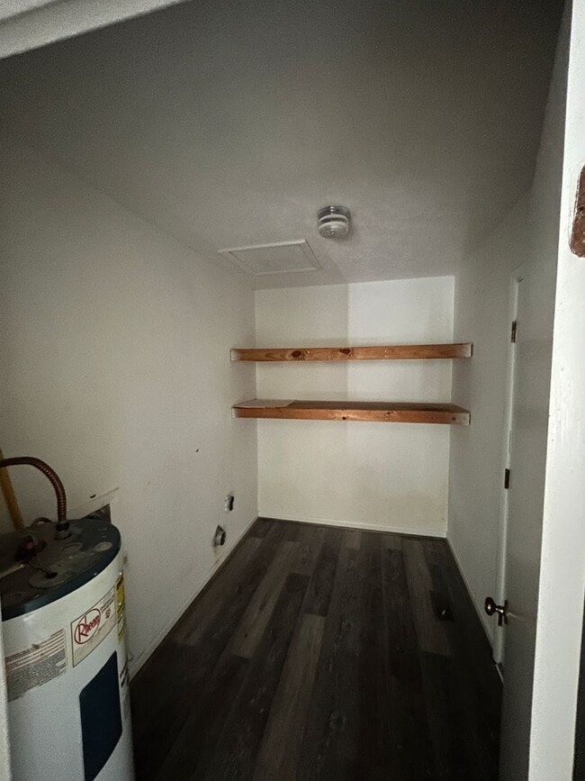 Building Photo - 310 W 6th St