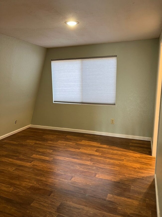 Building Photo - Pine Grove Guest House for rent