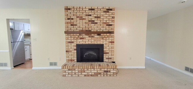 Building Photo - 3 Bedroom 2.5 Bathroom Available in Hummel...