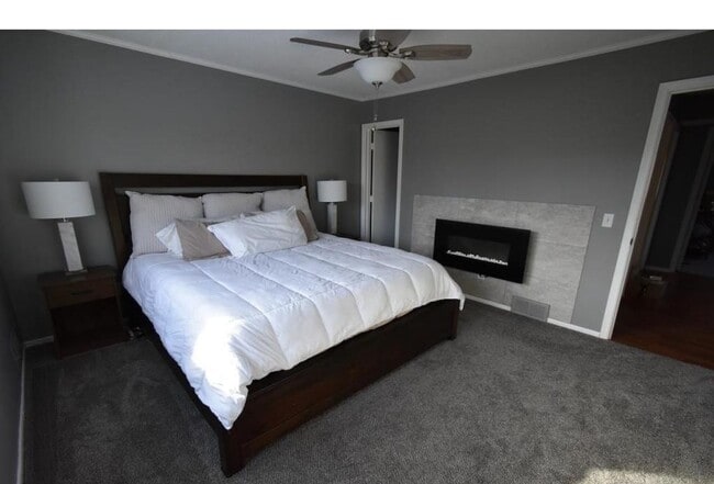 Building Photo - Spacious townhome- 3 bed/2.5ba -Community Pool! SLP- Available May 1