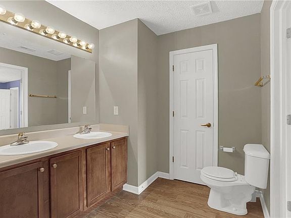 Building Photo - 18808 Edwards Grove Dr