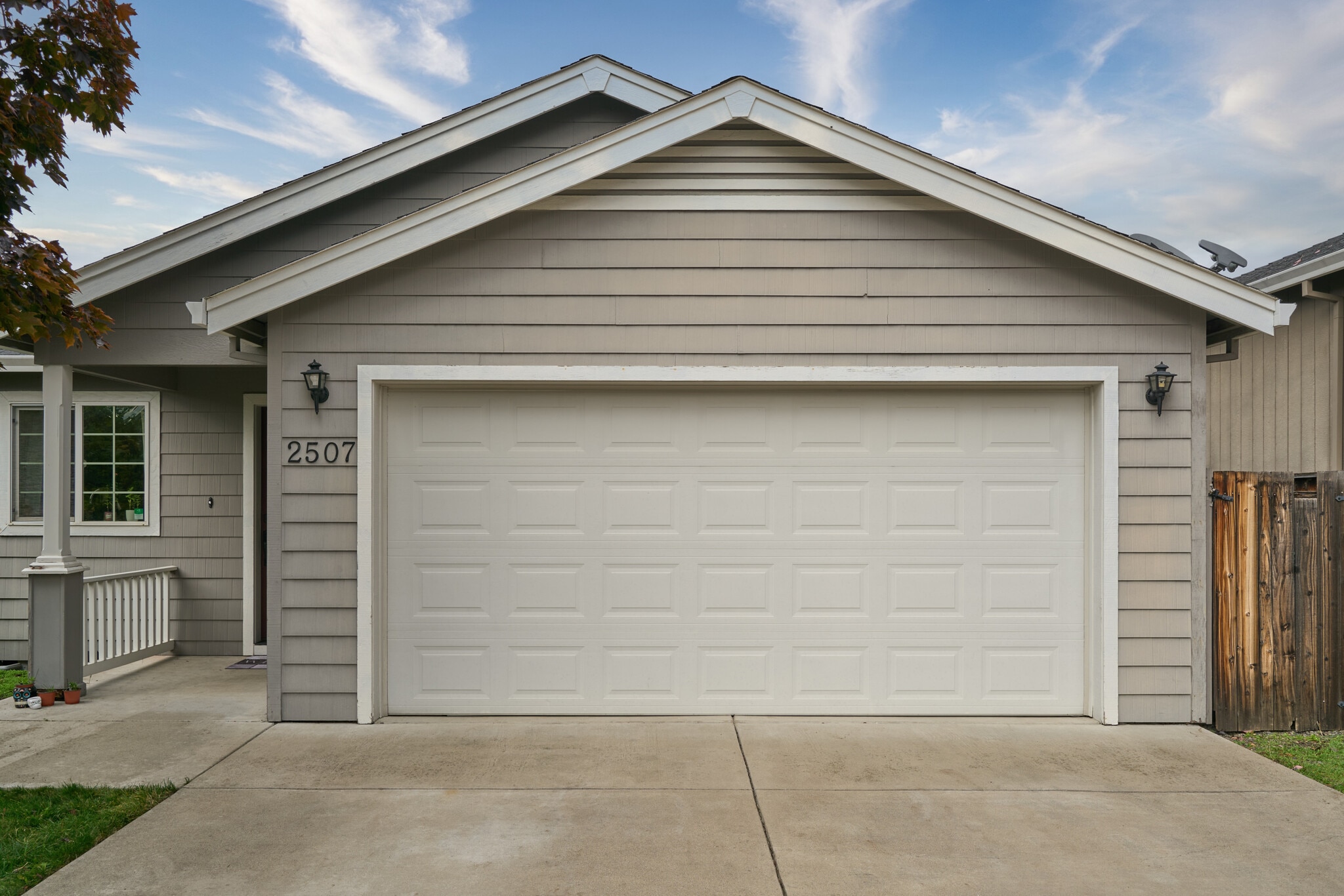Two Car Garage W/Opener - 2507 Agate Meadows