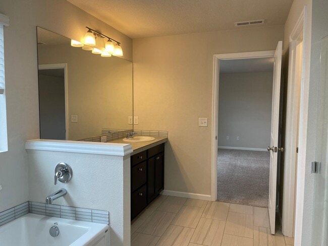Building Photo - Beautiful 4 Bedroom 2.5 Bath Home Located ...