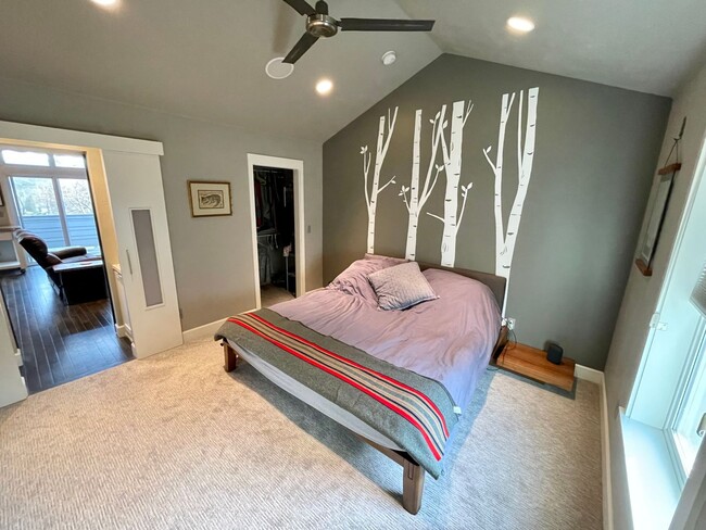 Building Photo - Modern 2 Bedroom, 2.5 Bathroom Bi-Level Du...