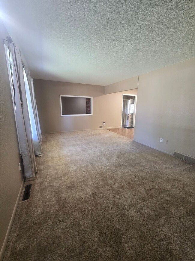 Building Photo - Rural 3 Bedroom Home in Fort Collins with Attached Garage and HUGE Yard Now Available! NO HOA!