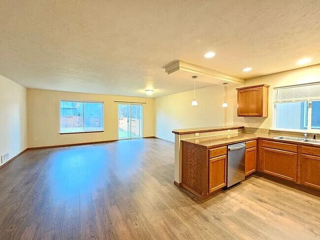 Building Photo - Garden Springs Duplex