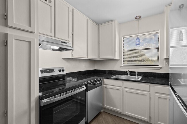 Building Photo - 320 E 4th St