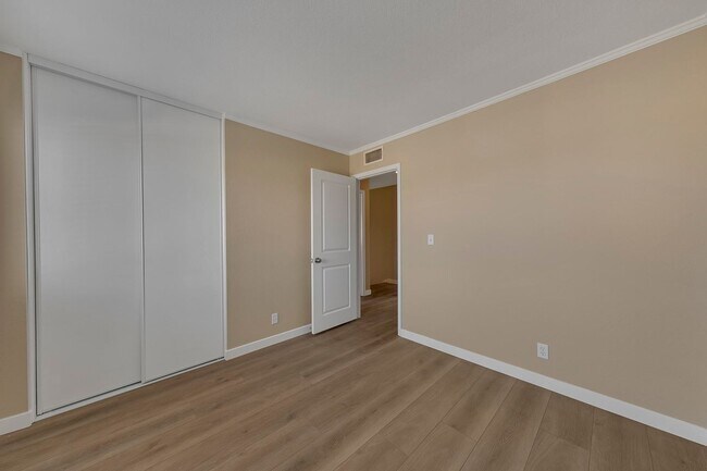 Building Photo - 3158 Laurel Ave