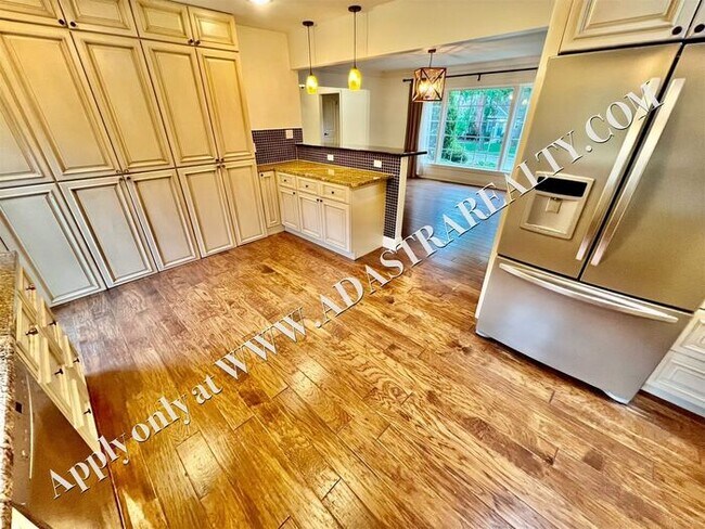 Building Photo - Beautiful 4 Bed 3.5 Bath Home in Fairway-Available NOW!!