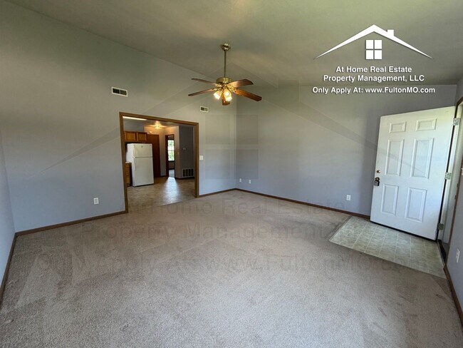 Building Photo - 427–429 Sabre Circle