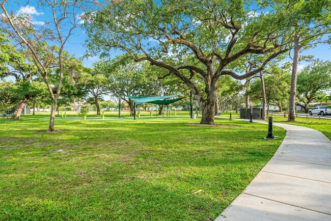 Building Photo - 1526 SW 20th Ave