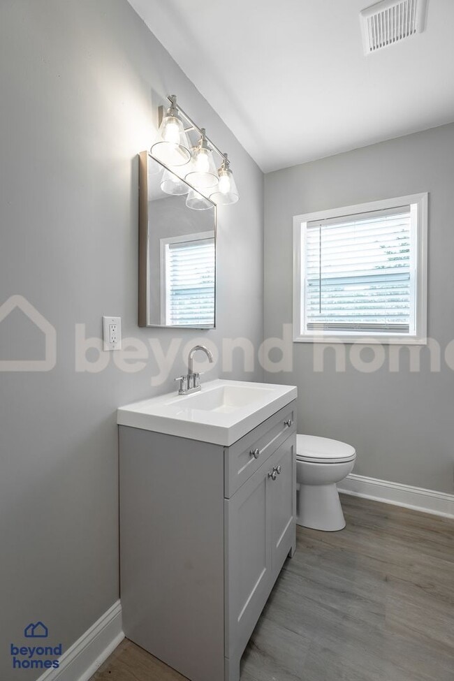 Building Photo - Beautiful and Newly Renovated 3 bedroom / ...