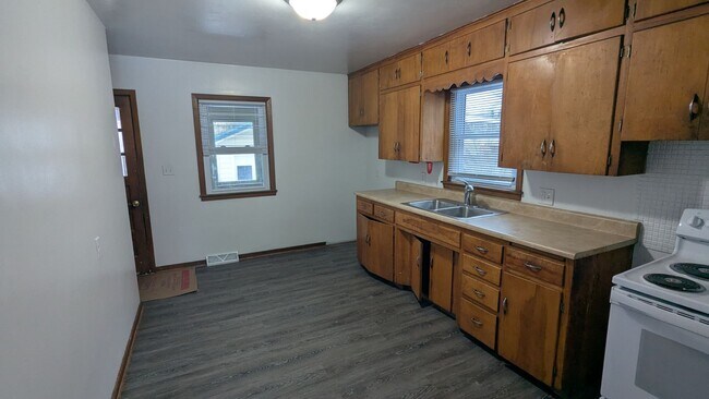 Building Photo - 3 bedroom, 2 bath home in Waterloo