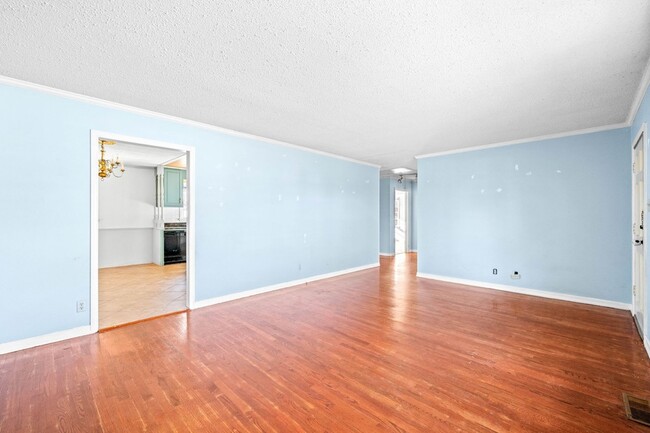 Building Photo - 2741 Clinton Cir
