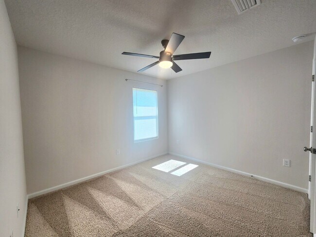 Building Photo - Perfectly Located, Pet Friendly, 4/2 Home ...