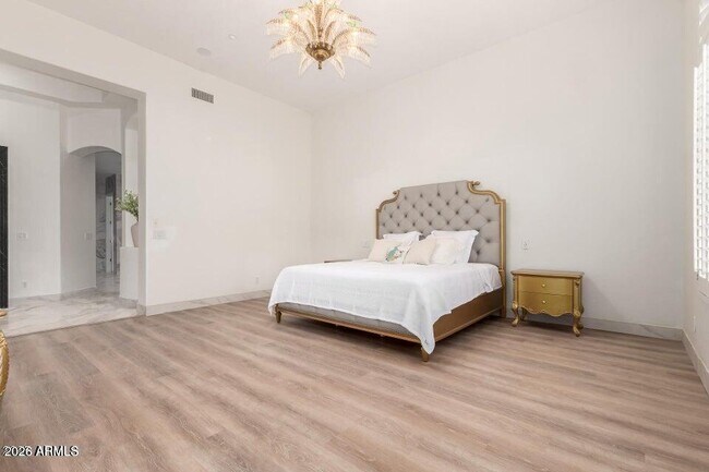 Building Photo - 11312 E Greenway Rd