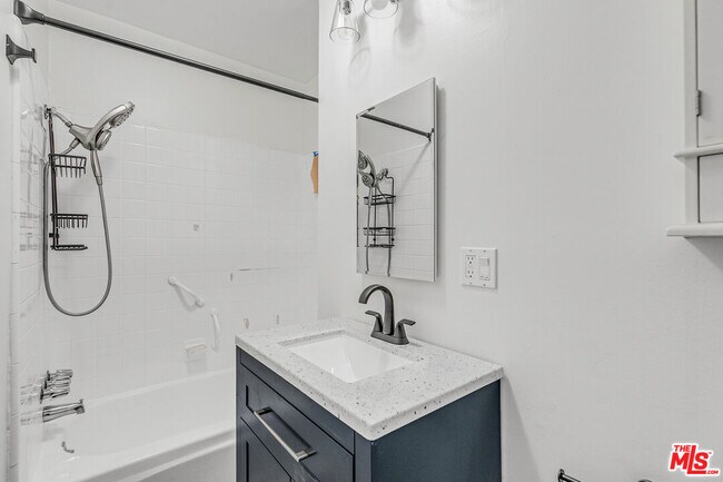 Building Photo - 1352 Ocean Park Blvd