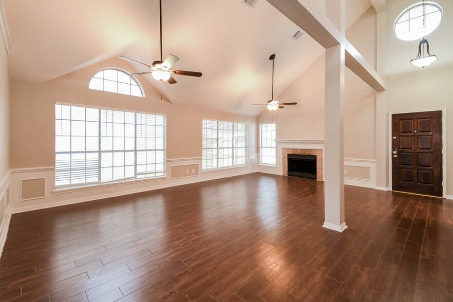 Building Photo - 4765 Oakmont Ct