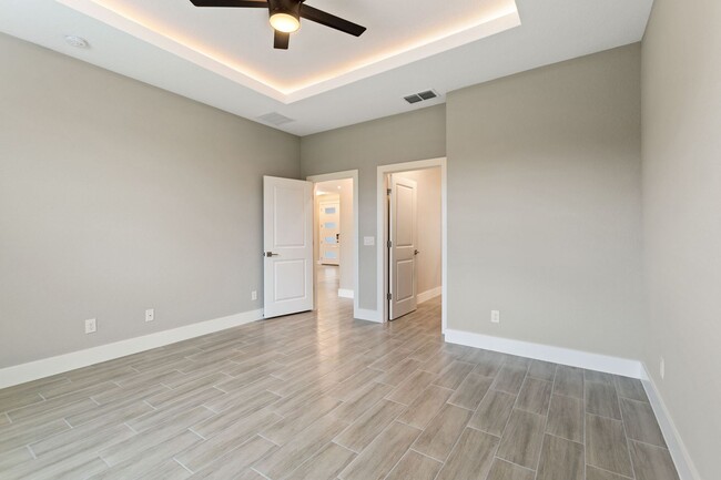 Building Photo - 1057 Sabine Pl