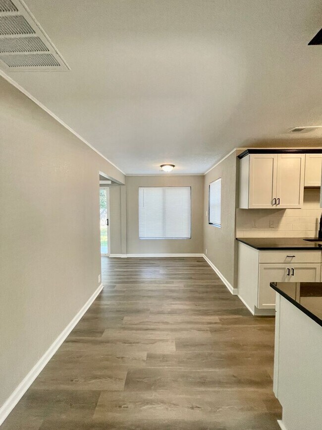 Building Photo - Large 3 Bedroom Remodeled Home
