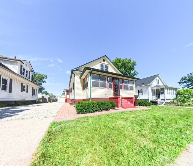 Building Photo - Newly updated 5 bedroom 2 bathroom home