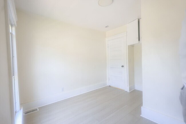 Building Photo - 420 W 21st St