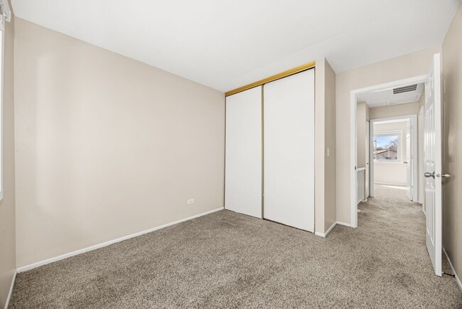 Building Photo - Carol Stream Townhome with Three Bedrooms and One Car Garage