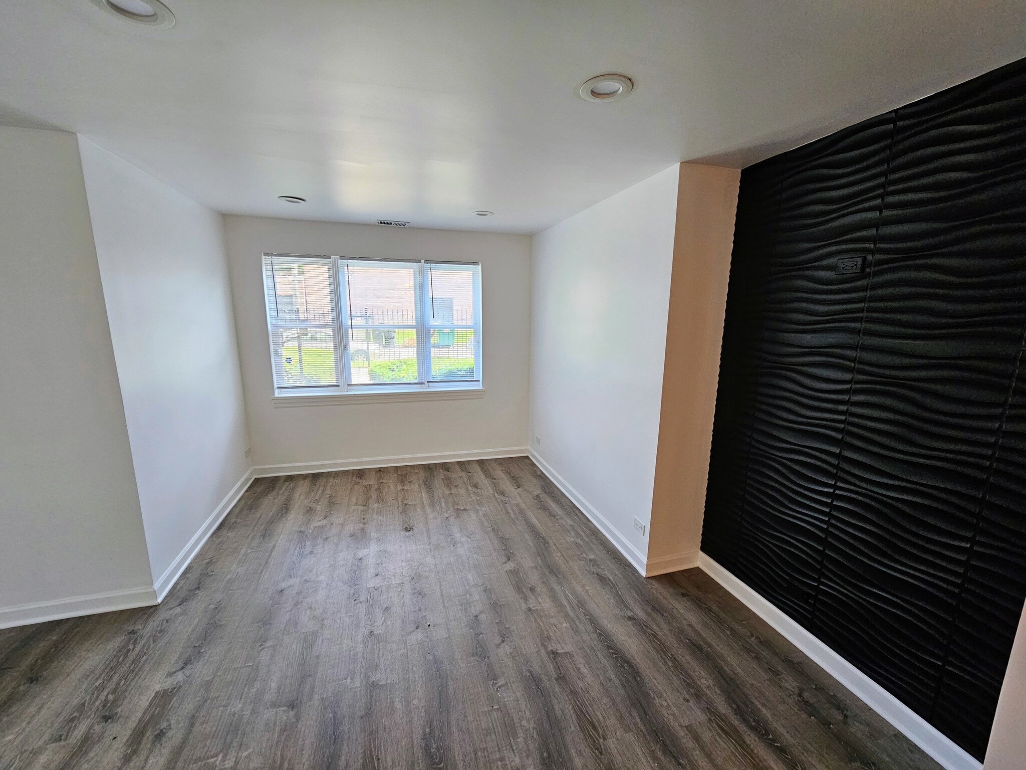 Living/Dining room area - 3720 S Calumet Ave