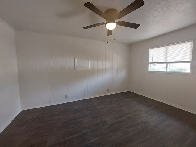 Building Photo - 3 Bedroom 2 Bath with Bonus Room near Broo...