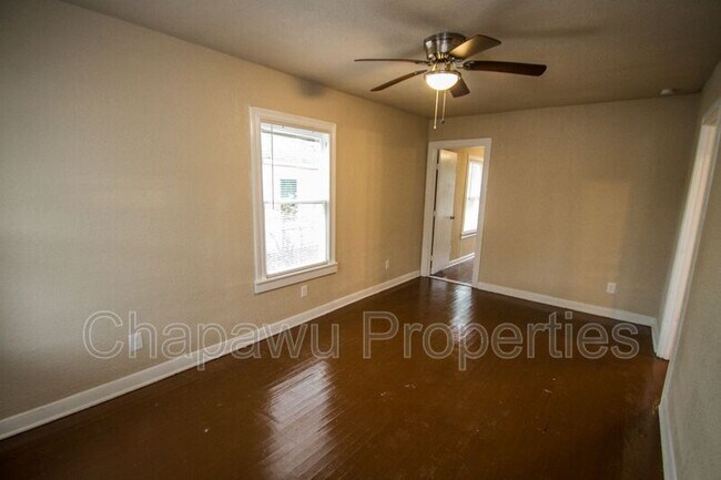 Building Photo - 932 Poinsettia St