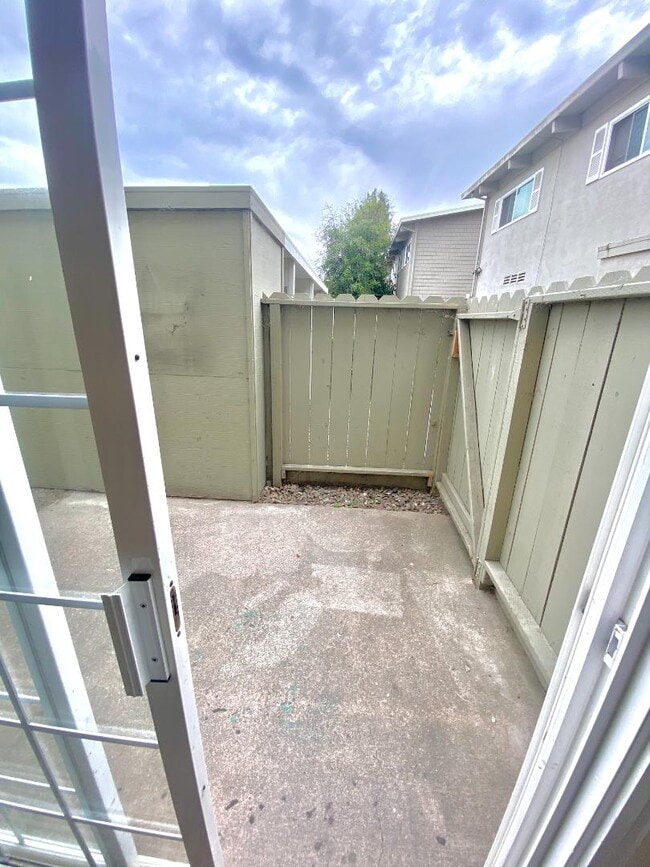 Building Photo - 692 Cabot Way