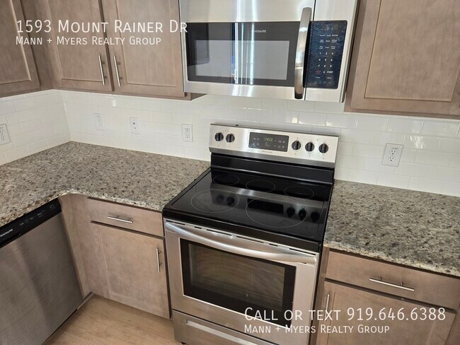 Building Photo - 1593 Mount Rainer Dr