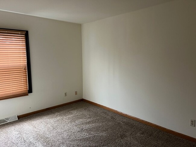 Building Photo - 1551 E Stonehenge Dr