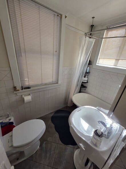 Building Photo - 965 Myrtle St NE