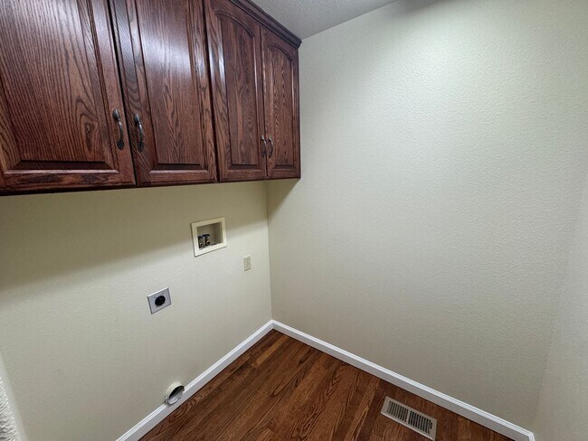 Building Photo - 255 Circle Dr