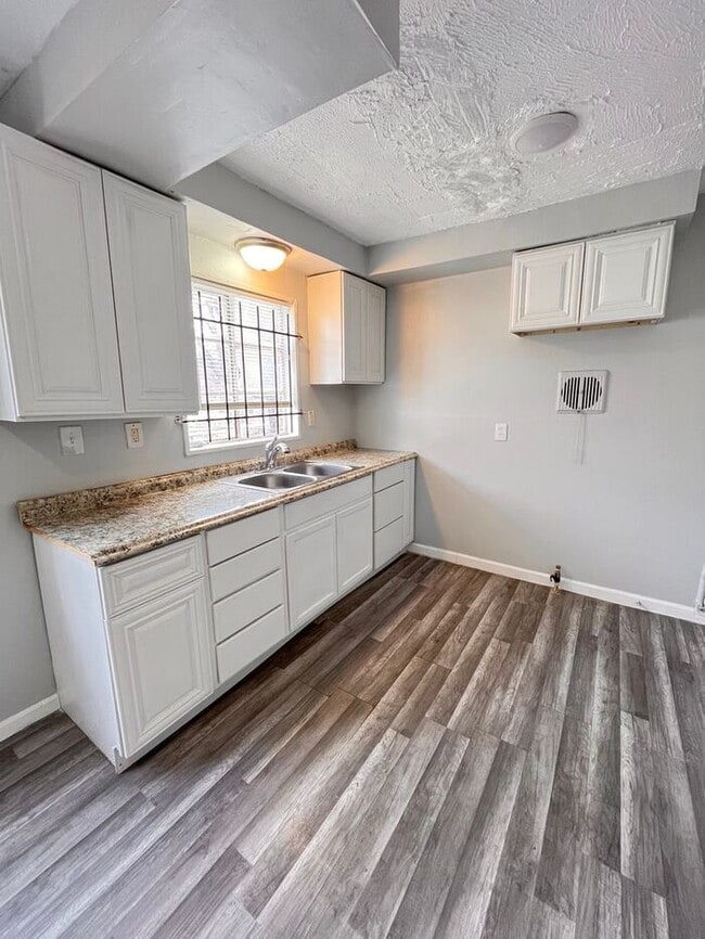Building Photo - Charming 2-Bedroom Duplex Home / Pet-Frien...