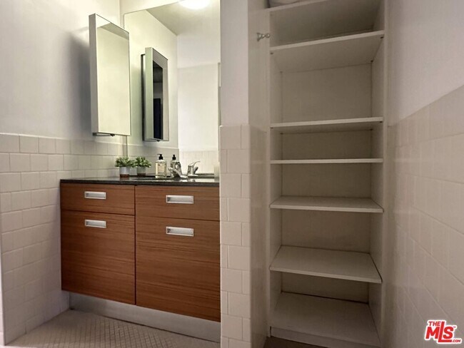 Building Photo - 746 S Los Angeles St