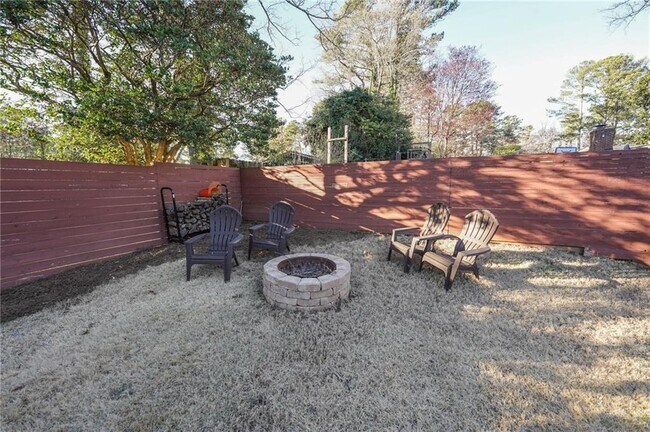 Building Photo - 3844 Longview Dr