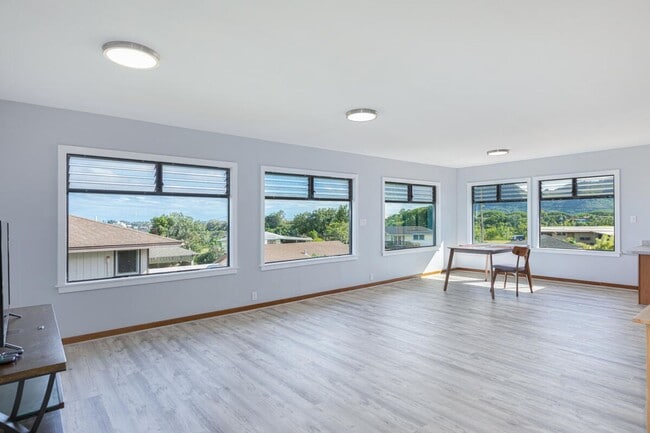 Building Photo - Unfurnished 2 bedroom, 1 bath home in quiet Lihue neighborhood, with views!