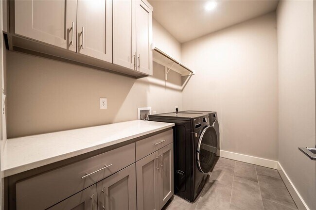 Building Photo - 21802 Surrey Ln