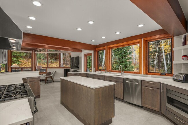 Building Photo - 140 Forest Ln