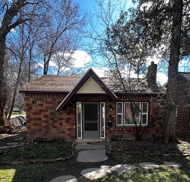 Building Photo - 2445 Custer Ave