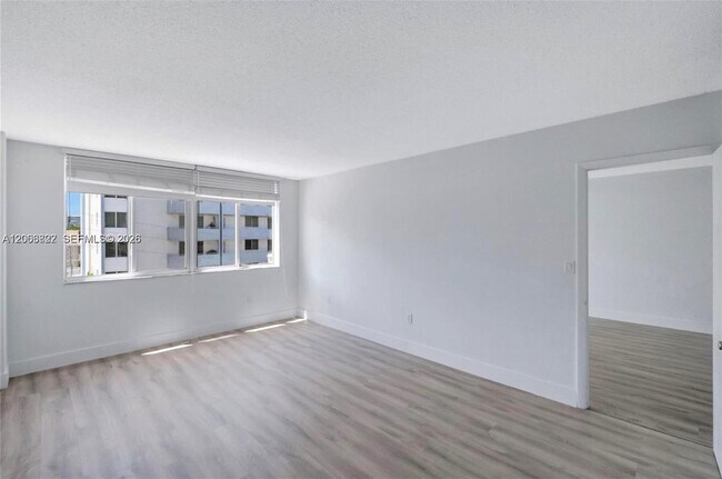 Building Photo - 1345 Lincoln Rd