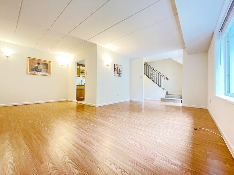 Building Photo - 206 Village Walk