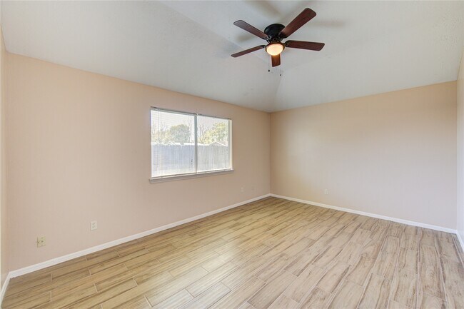 Building Photo - 5349 Pinewood Terrace