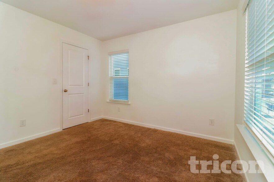 Building Photo - 2005 Rosemary Park Ln