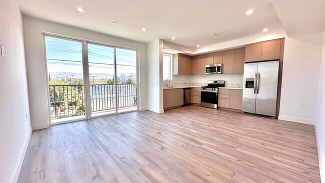 Building Photo - Affordable 1-Bedroom Top Floor Unit with M...