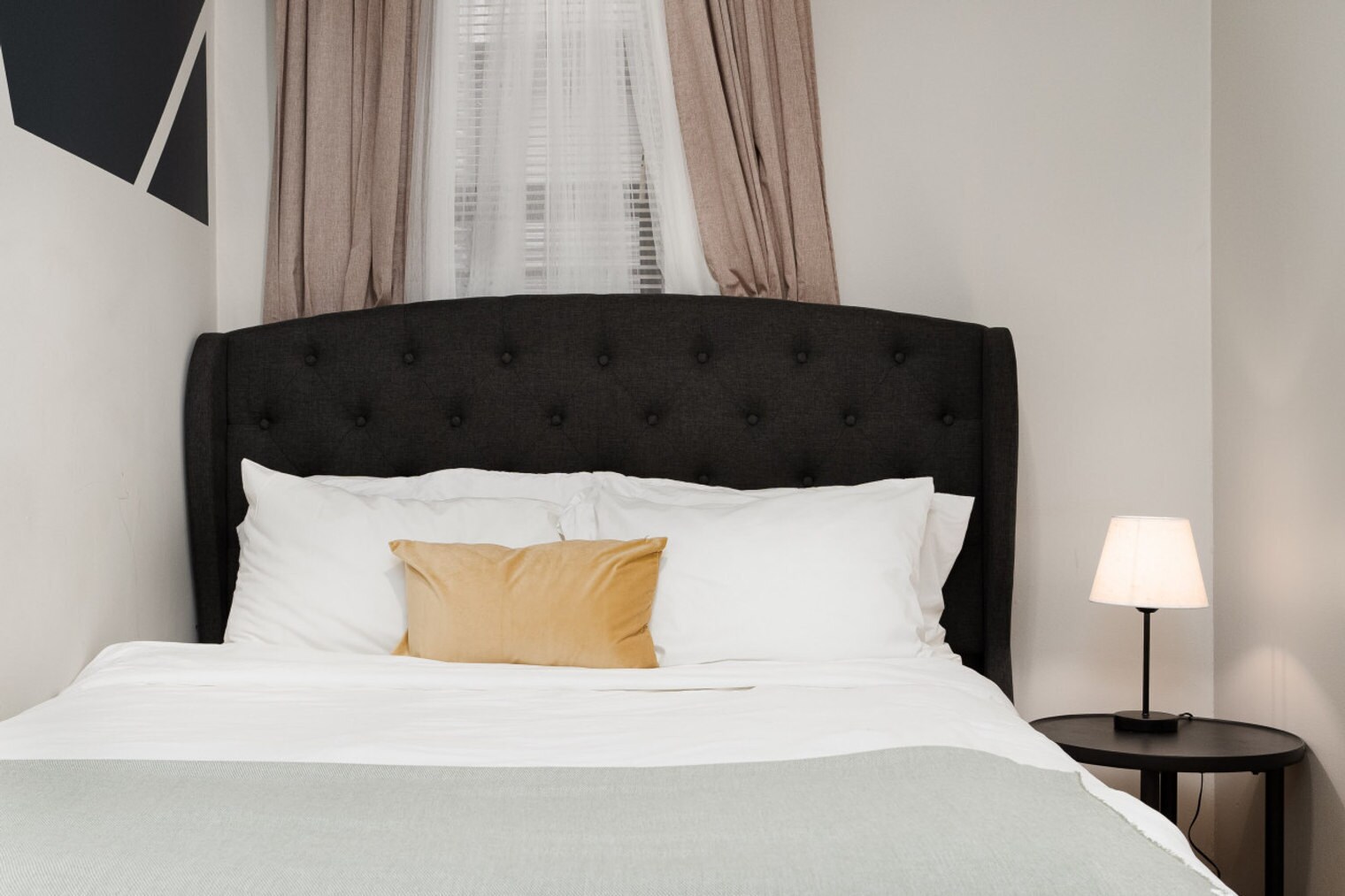 Building Photo - 906 N Damen Ave