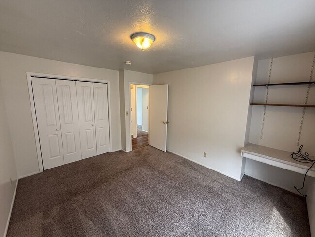 Building Photo - Large Five Bedroom Home, Sandy, 2500 sq ft, New Paint