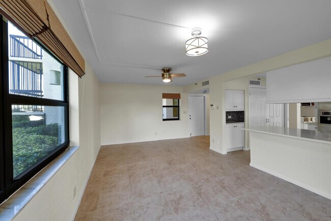 Building Photo - 374 Golfview Rd